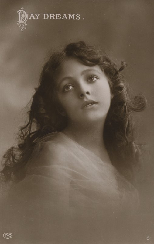 فتاة جميلة ، حلم اليوم (b / w photo) بواسطة مصور انجليزى
