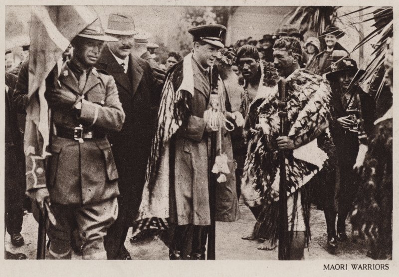 أمير ويلز مع محاربي الماوري ، نيوزيلندا (b / w photo) بواسطة مصور انجليزى