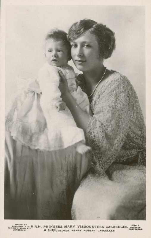 الأميرة ماري ، Viscountess Lascelles ، مع ابنها الأكبر ، جورج (b / w photo) بواسطة مصور انجليزى