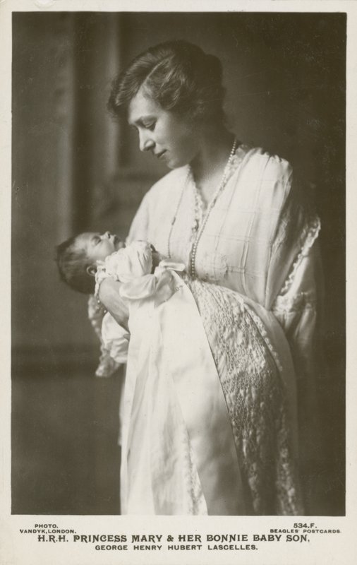 الأميرة ماري ، Viscountess Lascelles ، مع ابنها الأكبر ، جورج بواسطة مصور انجليزى