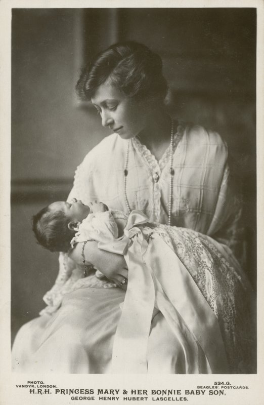 الأميرة ماري ، Viscountess Lascelles ، مع ابنها الأكبر ، جورج بواسطة مصور انجليزى