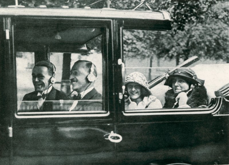 راديو على الطريق ، 1923 بواسطة مصور انجليزى