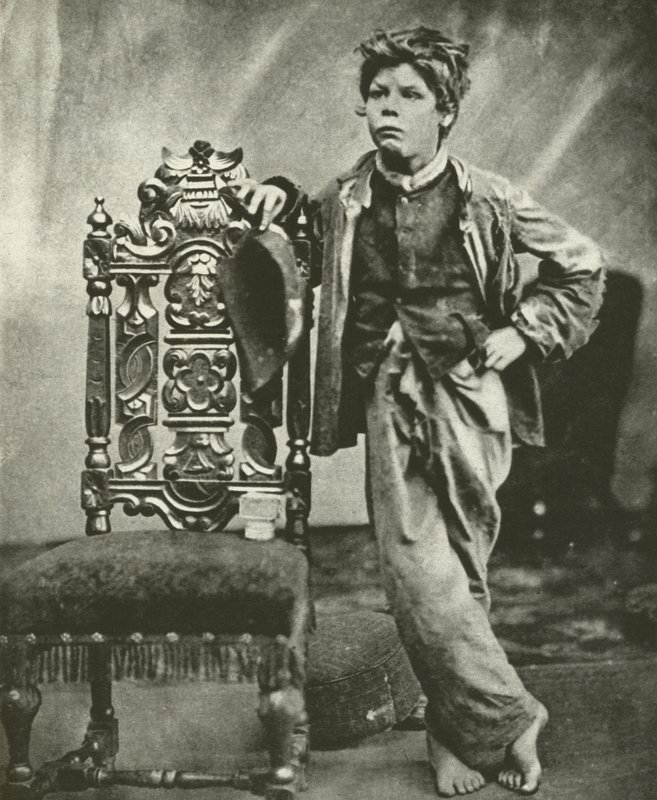 Ragged School Boy في عام 1860 (صورة b / w) بواسطة مصور انجليزى