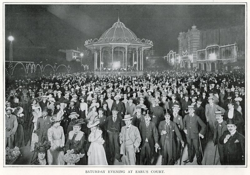 مساء السبت في Earl's Court (b / w photo) بواسطة مصور انجليزى