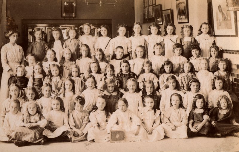School children, Norfolk, early 20th century (b/w photo) بواسطة مصور انجليزى