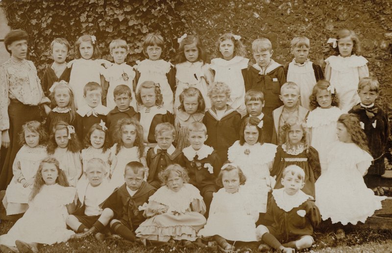 School children, Norfolk, early 20th century (b/w photo) بواسطة مصور انجليزى