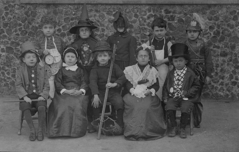 School children, Norfolk, in fancy dress early 20th century (b/w photo) بواسطة مصور انجليزى