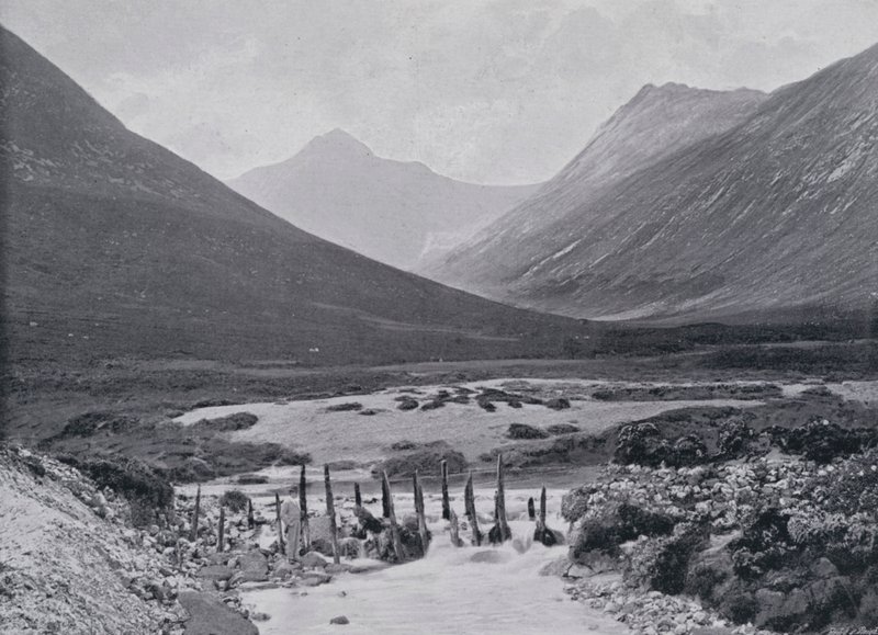 اسكتلندا: Glen Sannox ، جزيرة أران (صورة b / w) بواسطة مصور انجليزى