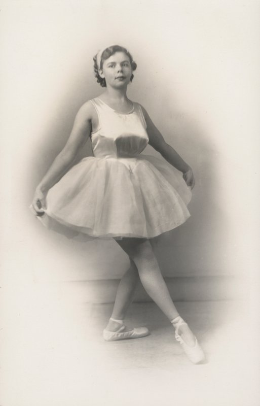 Slightly plump girl doing ballet (b/w photo) بواسطة مصور انجليزى