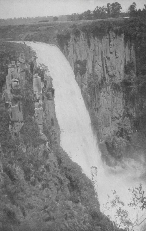 جنوب أفريقيا: Howick Falls، Umgeni River (b / w photo) بواسطة مصور انجليزى