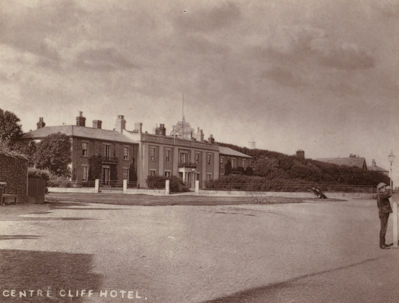 Southwold: Centre Cliff Hotel (b/w photo) بواسطة مصور انجليزى