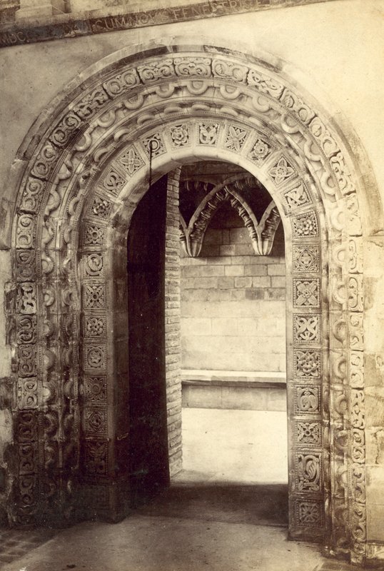 دير سانت ألبانز ، باب نورمان (صورة b / w) بواسطة مصور انجليزى