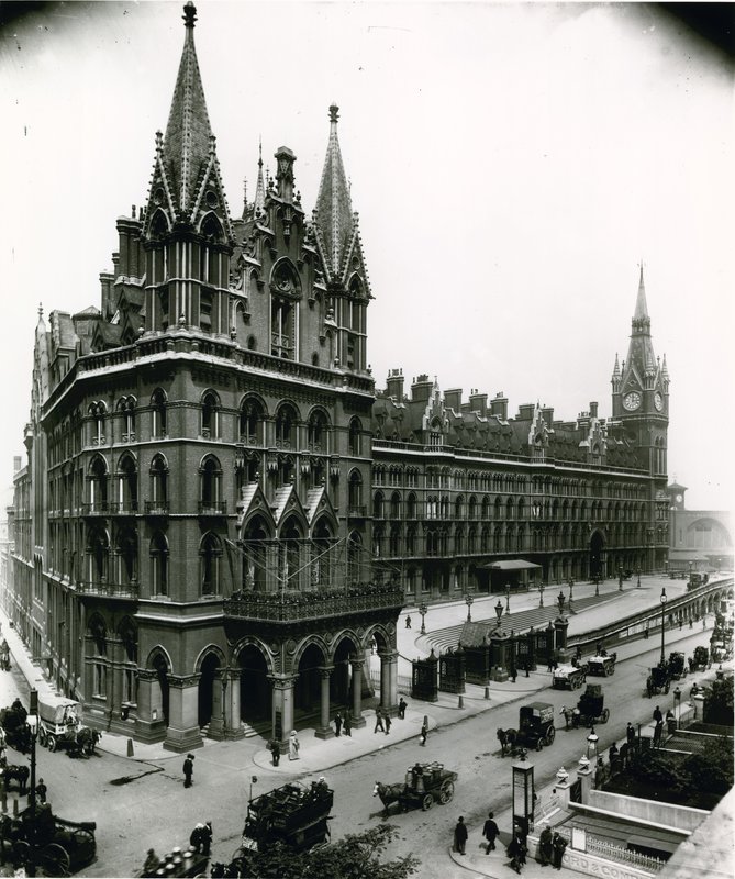 محطة قطار سانت بانكراس ؛ صورة من أبريل 1899 بواسطة مصور انجليزى