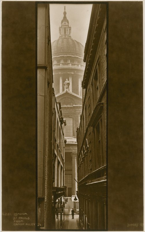 كاتدرائية سانت بولس من Canon Alley بواسطة مصور انجليزى