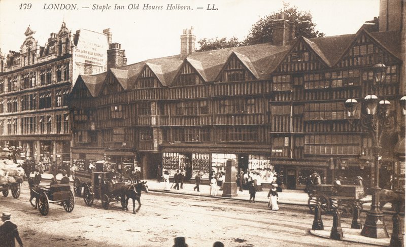Staple Inn Old Houses في هولبورن بواسطة مصور انجليزى