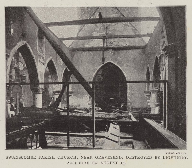 كنيسة Swanscombe Parish ، بالقرب من Gravesend ، دمرها البرق والنار في 14 أغسطس بواسطة مصور انجليزى