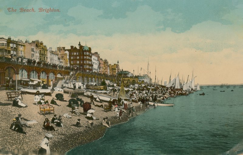 الشاطئ ، برايتون. أُرسلت البطاقة البريدية عام 1913. بواسطة مصور انجليزى
