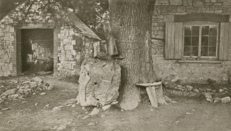The Blowing Stone ، أوفينجتون بواسطة مصور انجليزى
