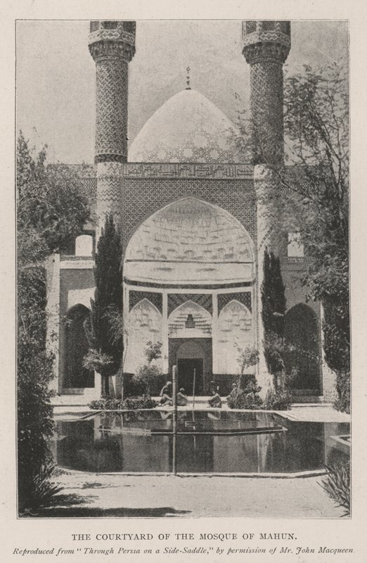 فناء مسجد ماهون بواسطة مصور انجليزى