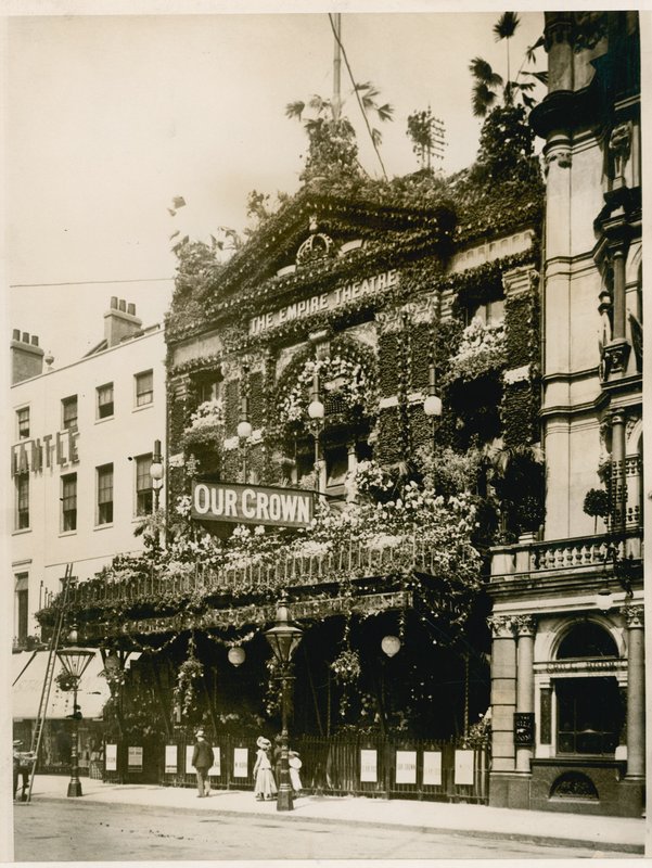 The Empire Theatre ، ليستر سكوير ، لندن ، مزين للملكة اليكتورياس الماس اليوبيل ، يونيو 1897 بواسطة مصور انجليزى