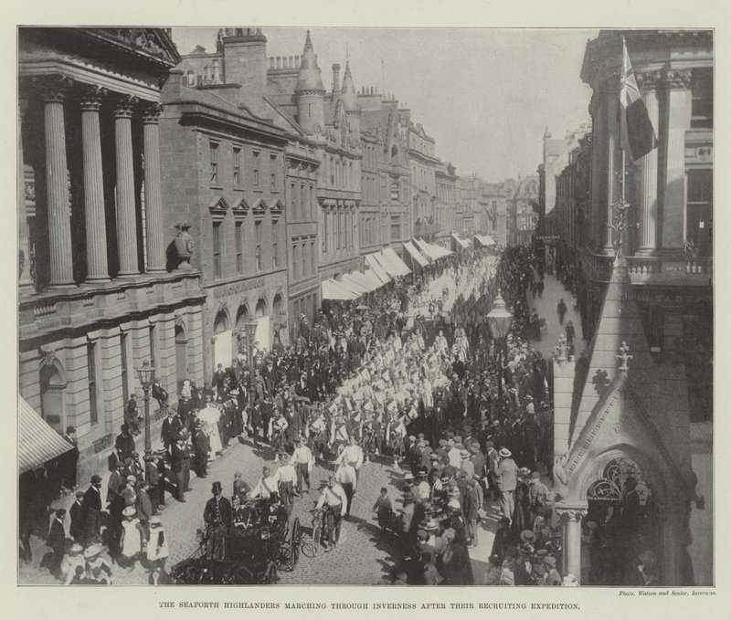 يسير Seaforth Highlanders عبر مسيرة Inverness بعد تجنيدهم بواسطة مصور انجليزى