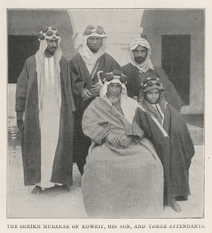 فضيلة الشيخ مبارك ابنه وثلاثة من الحضور بواسطة مصور انجليزى