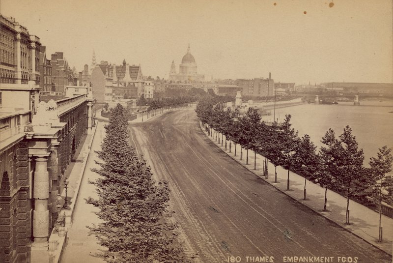 The Thames Embankment ، لندن بواسطة مصور انجليزى