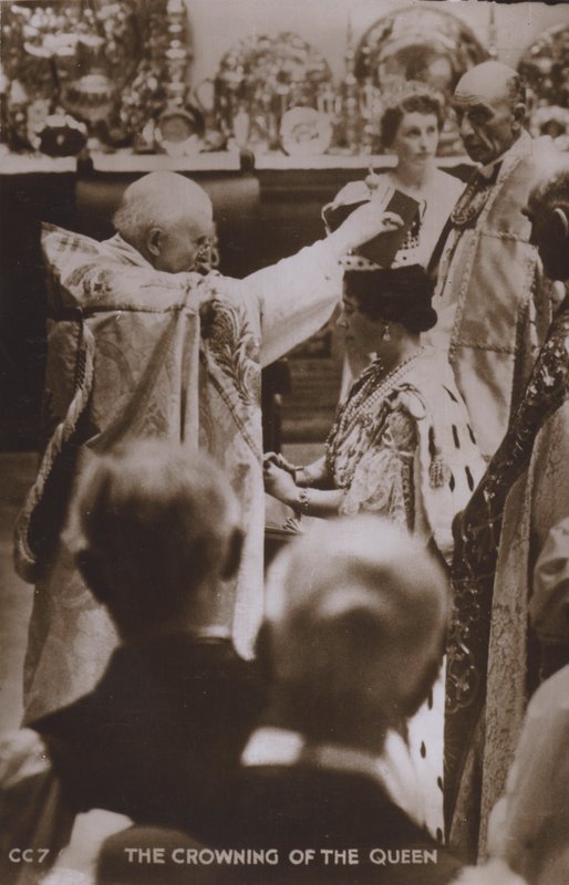 The crowning of the Queen (b/w photo) بواسطة مصور انجليزى