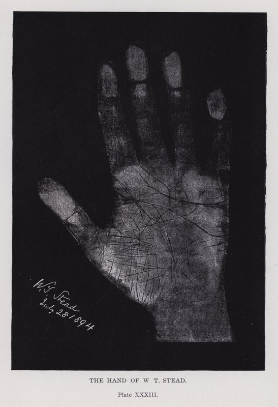 The hand of W T Stead (b/w photo) بواسطة مصور انجليزى