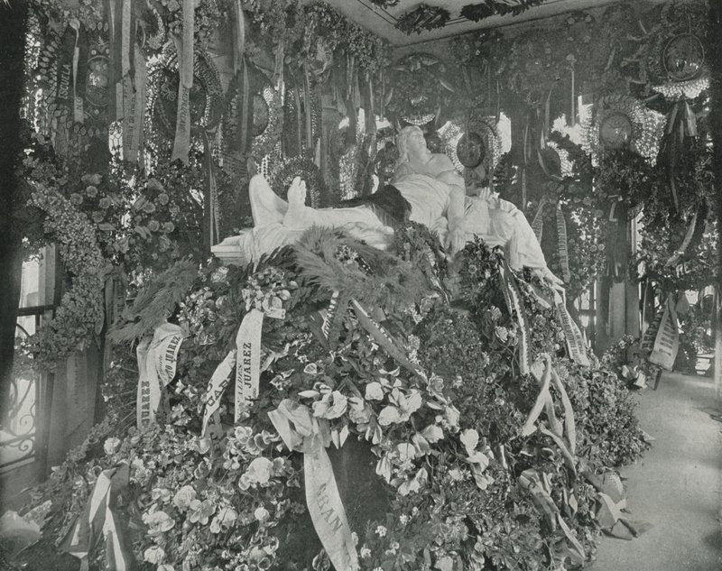 قبر خواريز ، مقبرة سان فرناندو ، مدينة المكسيك (صورة b / w) بواسطة مصور انجليزى