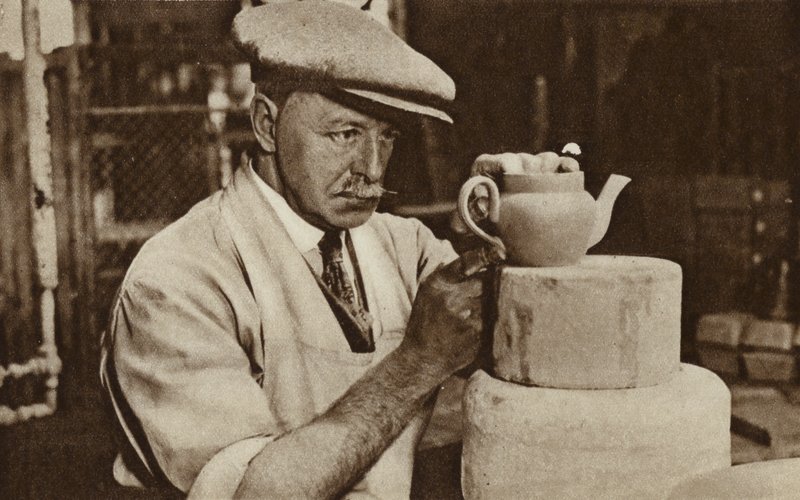 Worker producing a teapot at the Royal Doulton works, Stoke-on-Trent, Staffordshire (b/w photo) بواسطة مصور انجليزى