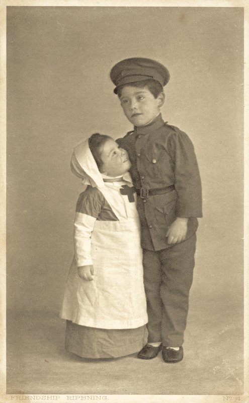 فتاة صغيرة وصبي في WW1 لعب الأدوار (صورة b / w) بواسطة مصور انجليزى
