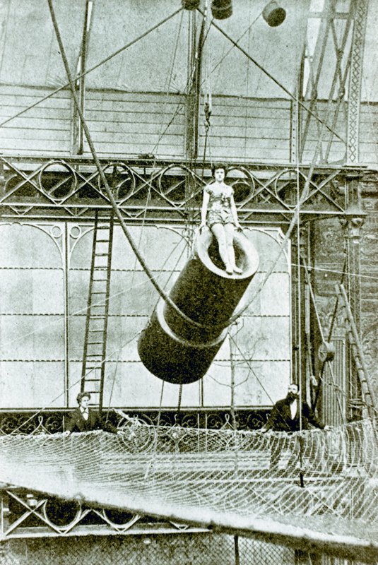 زازل ، الذي كان في عام 1877 يحصل على 100 جنيه إسترليني في الأسبوع ليتم إطلاق النار عليه من مدفع بواسطة مصور انجليزى