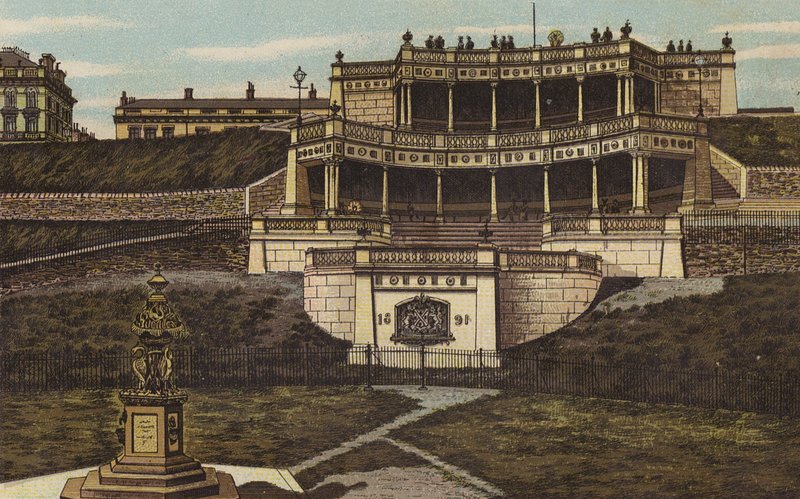 بليموث: The Colonnade on the Hoe (لون ليثو) بواسطة مدرسة اللغة الإنجليزية