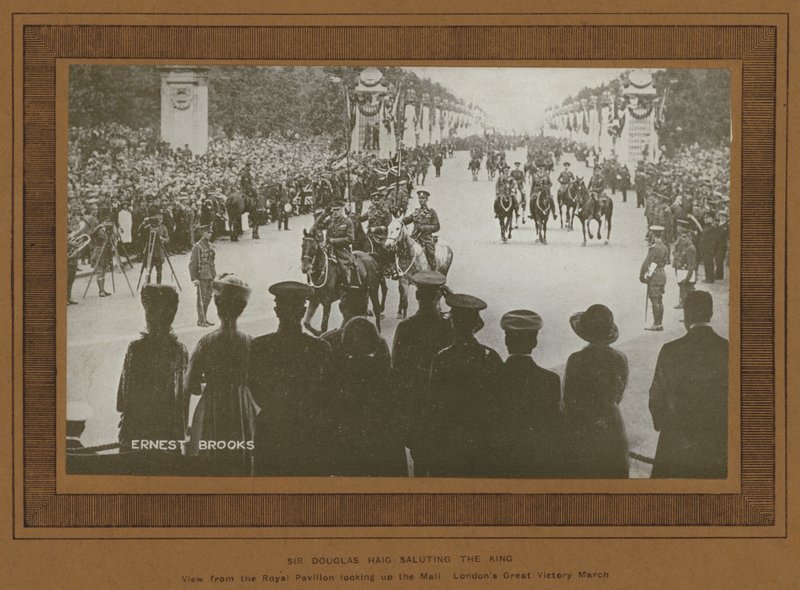 احتفالات النصر في لندن عام 1919 ، السير دوجلاس هيج يحيي الملك (صورة بالأبيض والأسود) بواسطة إرنست بروكس
