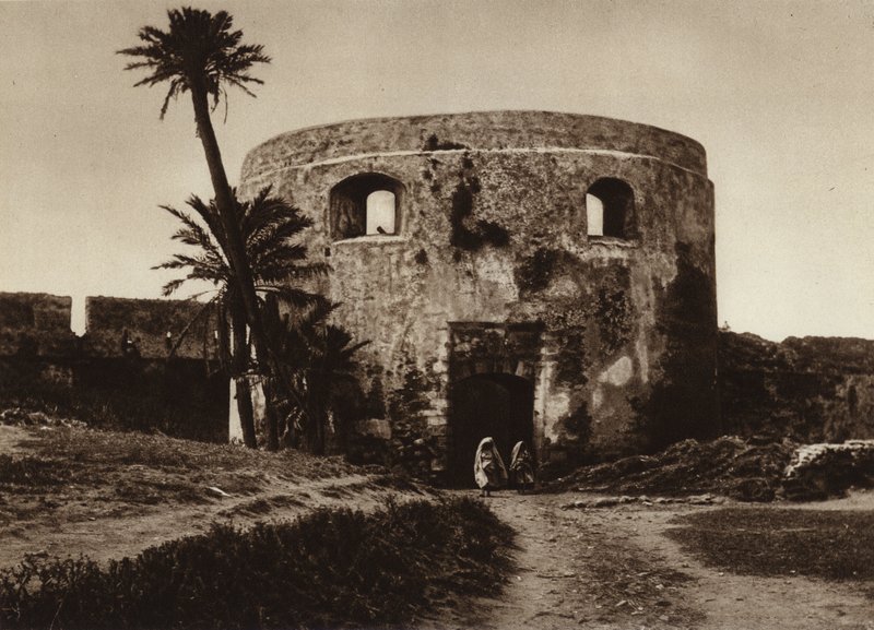 Arzila, Gateway in the town wall (b/w photo) بواسطة المصور الأوروبي