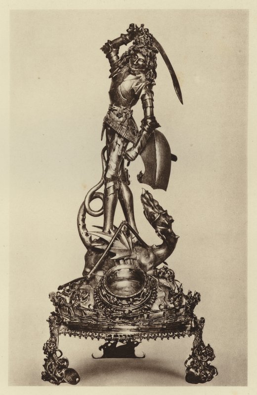 برلين ، متحف Kunstgewerbemuseum ، ذخائر سانت جورج (صورة b / w) بواسطة المصور الأوروبي