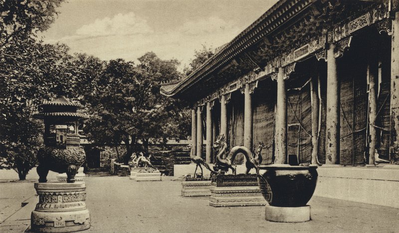 China, Buddha temple (b/w photo) بواسطة المصور الأوروبي