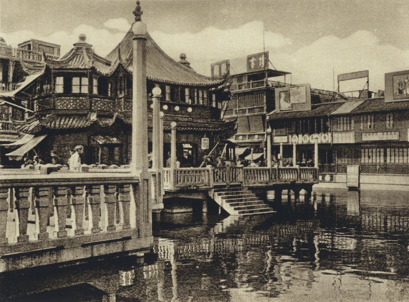 China, teahouse in Shanghai (b/w photo) بواسطة المصور الأوروبي