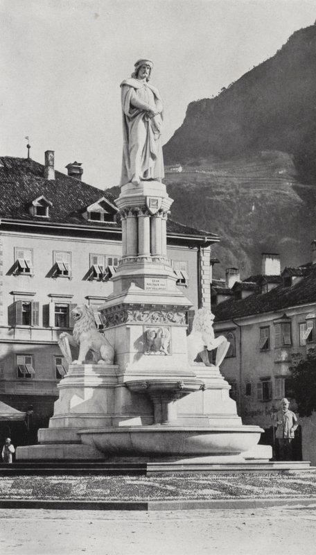 نصب تذكاري لـ Walthers von der Vogelweide في Bozen (صورة b / w) بواسطة المصور الأوروبي