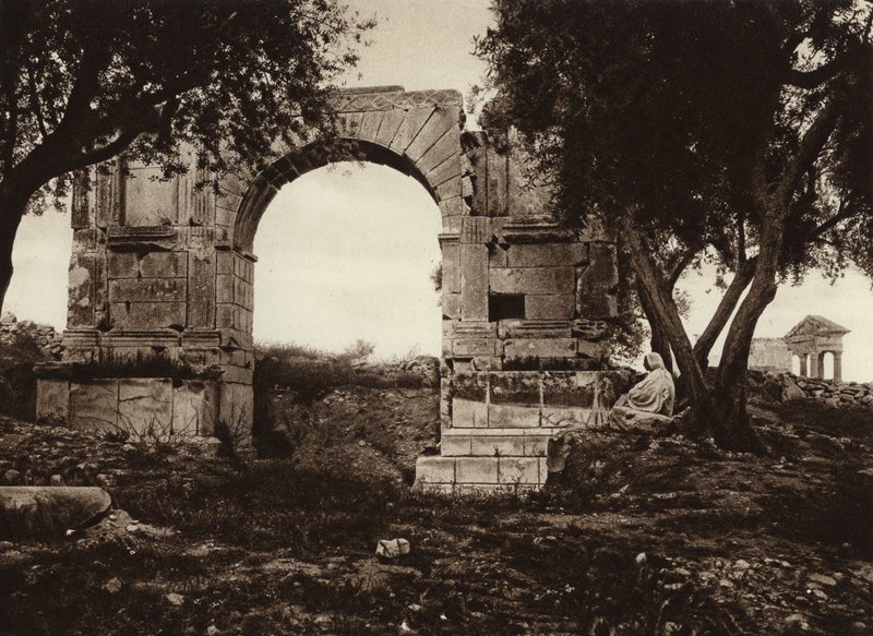 Dougga ، قوس النصر لألكسندر سيفيروس (b / w photo) بواسطة المصور الأوروبي