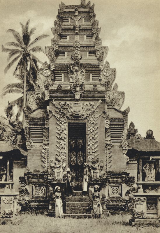 Dutch Indies, Temple, Bali (b/w photo) بواسطة المصور الأوروبي