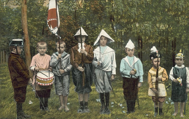 Group of boys playing soldiers (photo) بواسطة المصور الأوروبي