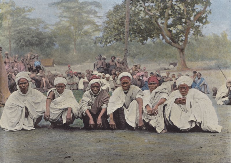مجموعة المسلمين في الكتو بواسطة المصور الأوروبي