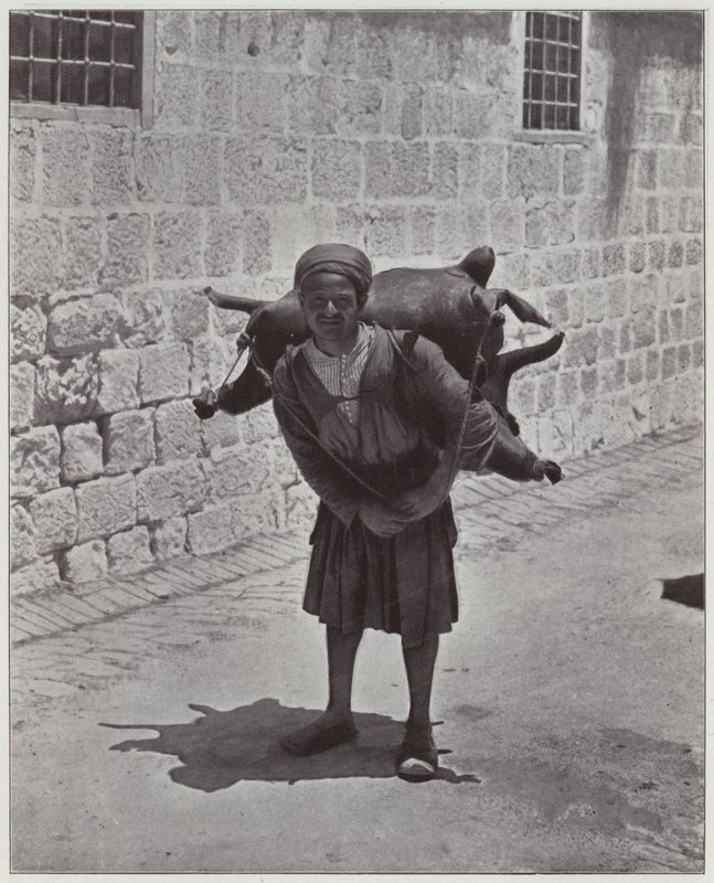 Jerusalem, a water bearer (b/w photo) بواسطة المصور الأوروبي