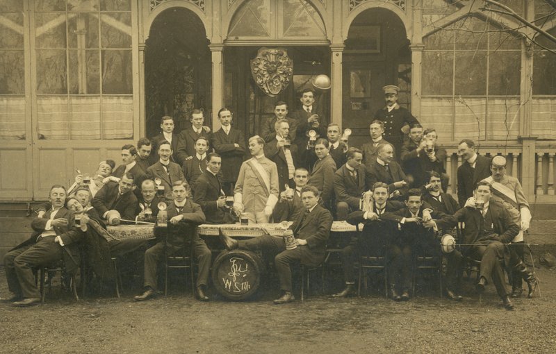 Portrait of a group of men, possibly a fencing club (b/w photo) بواسطة المصور الأوروبي