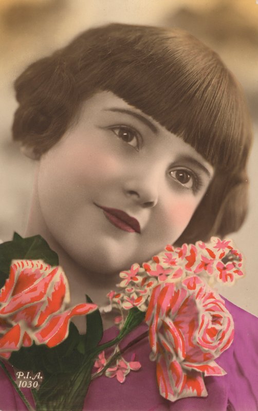 Portrait of a young girl with flowers (photo) بواسطة المصور الأوروبي