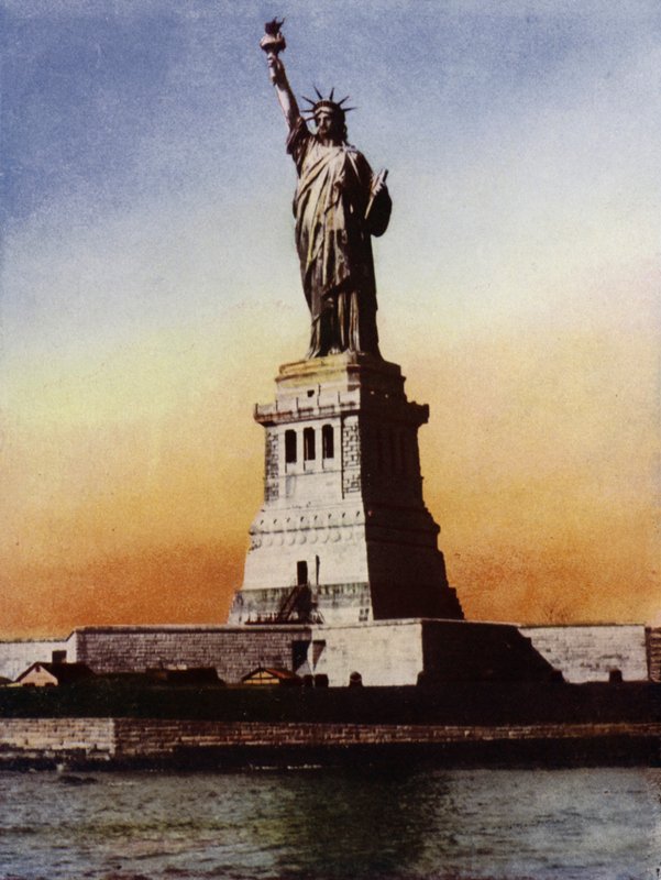 The Statue of Liberty, New York Harbour (photo) بواسطة المصور الأوروبي
