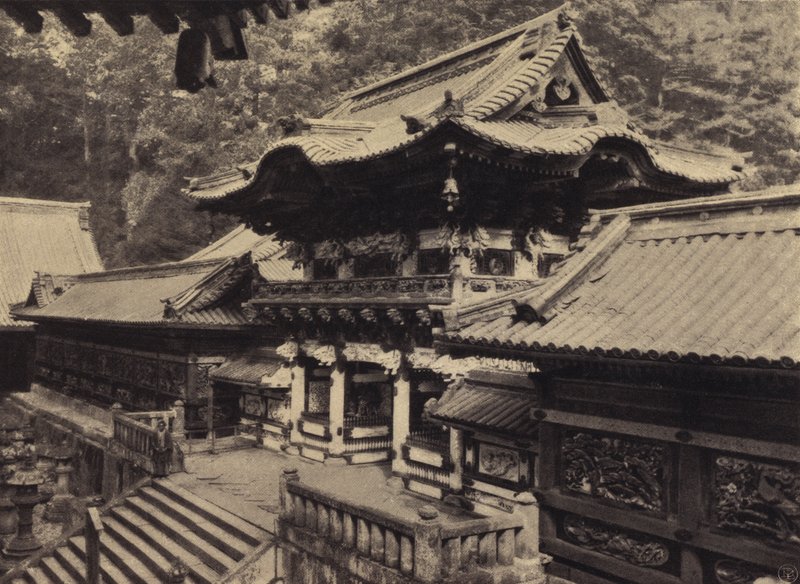 Toshogu, Nikko, Yomei-mon (b/w photo) بواسطة المصور الأوروبي