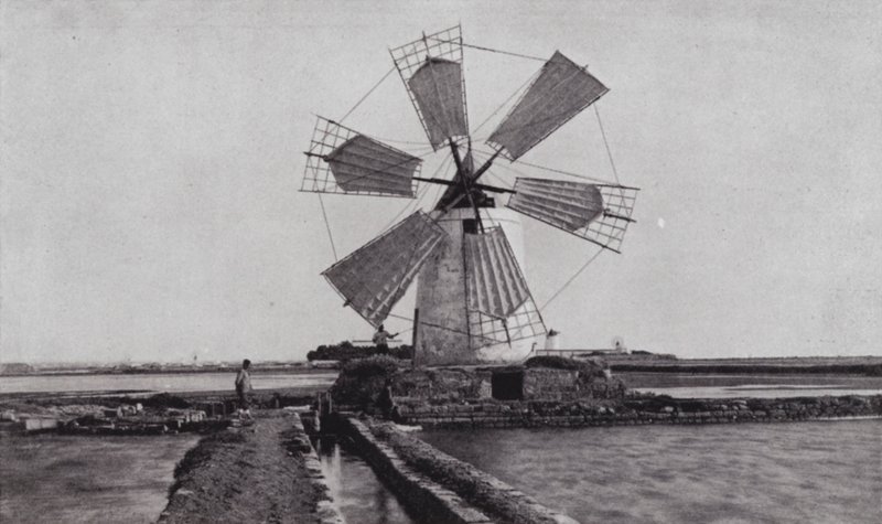 Trapani, a windmill (b/w photo) بواسطة المصور الأوروبي